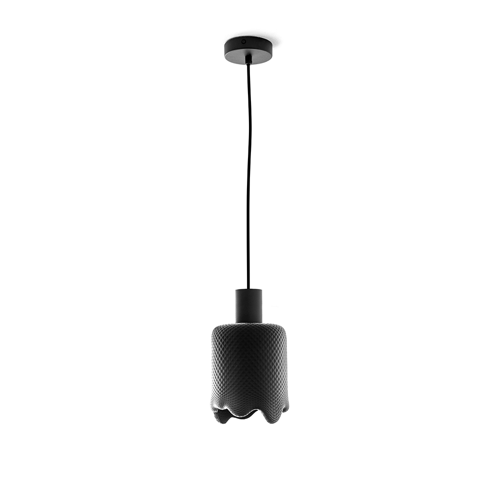 Pendelleuchte mit schwarzem 3D gedrucktem Lampenschirm, der wie tropfende Tinte aussieht.