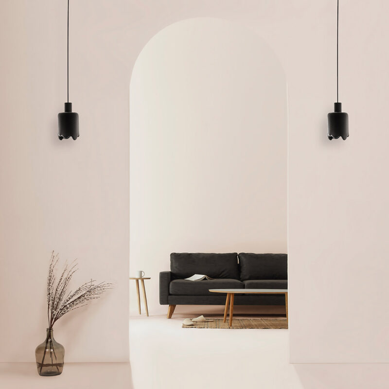 halblang-klecks-focus-schwarze pendelleuchte vor tür wohnzimmer design moderne einrichtung