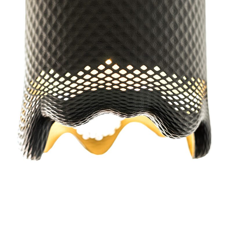 Detail einer angeschalteten halblang Pendelleuchte mit schwarzem 3D gedrucktem Lampenschirm, der wie tropfende Tinte aussieht und einer Patternstruktur mit Öffnungen, die das Licht durchlassen.