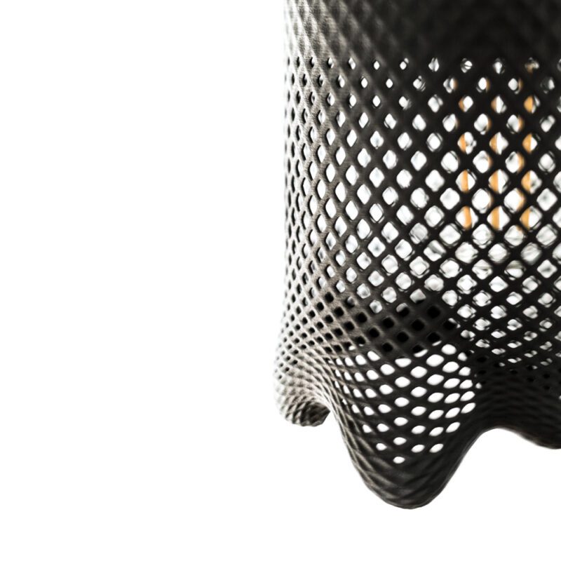 Detail der Loch-Struktur eines schwarzem 3D gedrucktem Lampenschirms, der wie tropfende Tinte aussieht und durch ein parametrisches Pattern mit Öffnungen das Licht durchlässt.