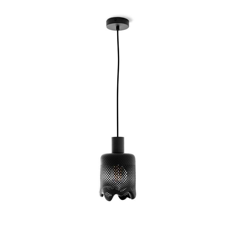 Pendelleuchte mit einem schwarzen 3D gedruckten Lampenschirms, der wie tropfende Tinte aussieht und durch ein parametrisches Pattern mit Öffnungen das Licht durchlässt.