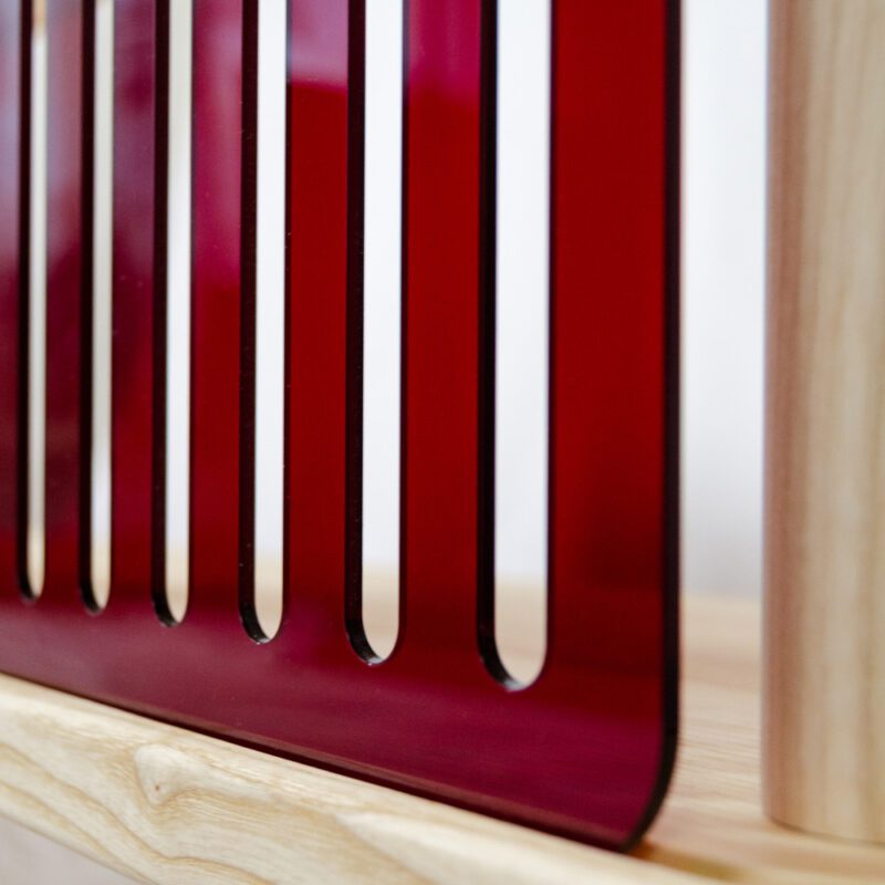 halblang Blendend Massivholz-Regal mit transparenter roter Blende aus Plexiglas