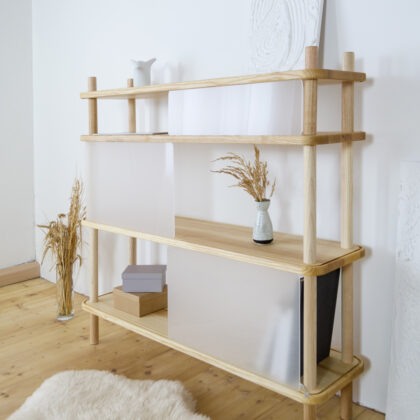 japandi möbel aus esche massivholz. ein sideboard, halboffen mit weißen schiebeblenden aus plexiglas