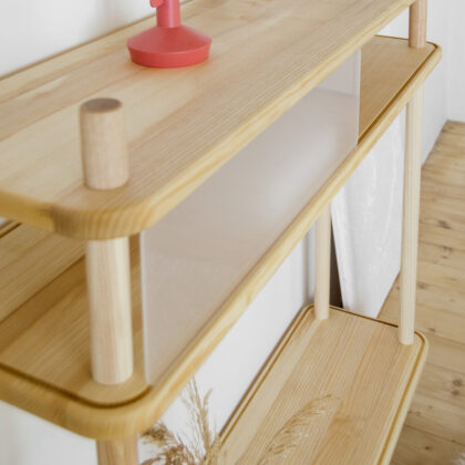 japandi möbel aus esche massivholz. ein sideboard, halboffen mit weißen schiebeblenden aus plexiglas